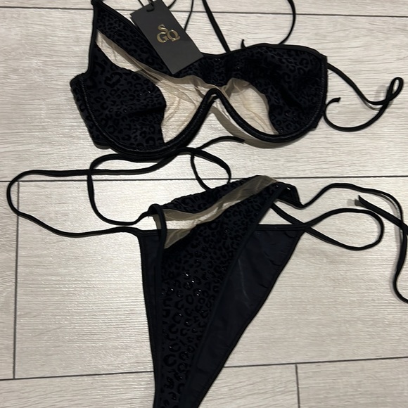 COPY - GORGEOUS BLACK SWIM SUIT - Picture 3 of 5